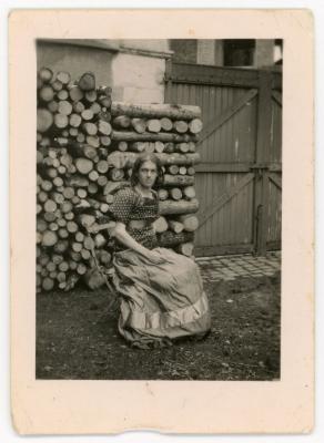 VRA Fonds MAB9 - Marcel BASCOULARD - Photo présumée prise en 1944 (devant le tas de rondins de bois)